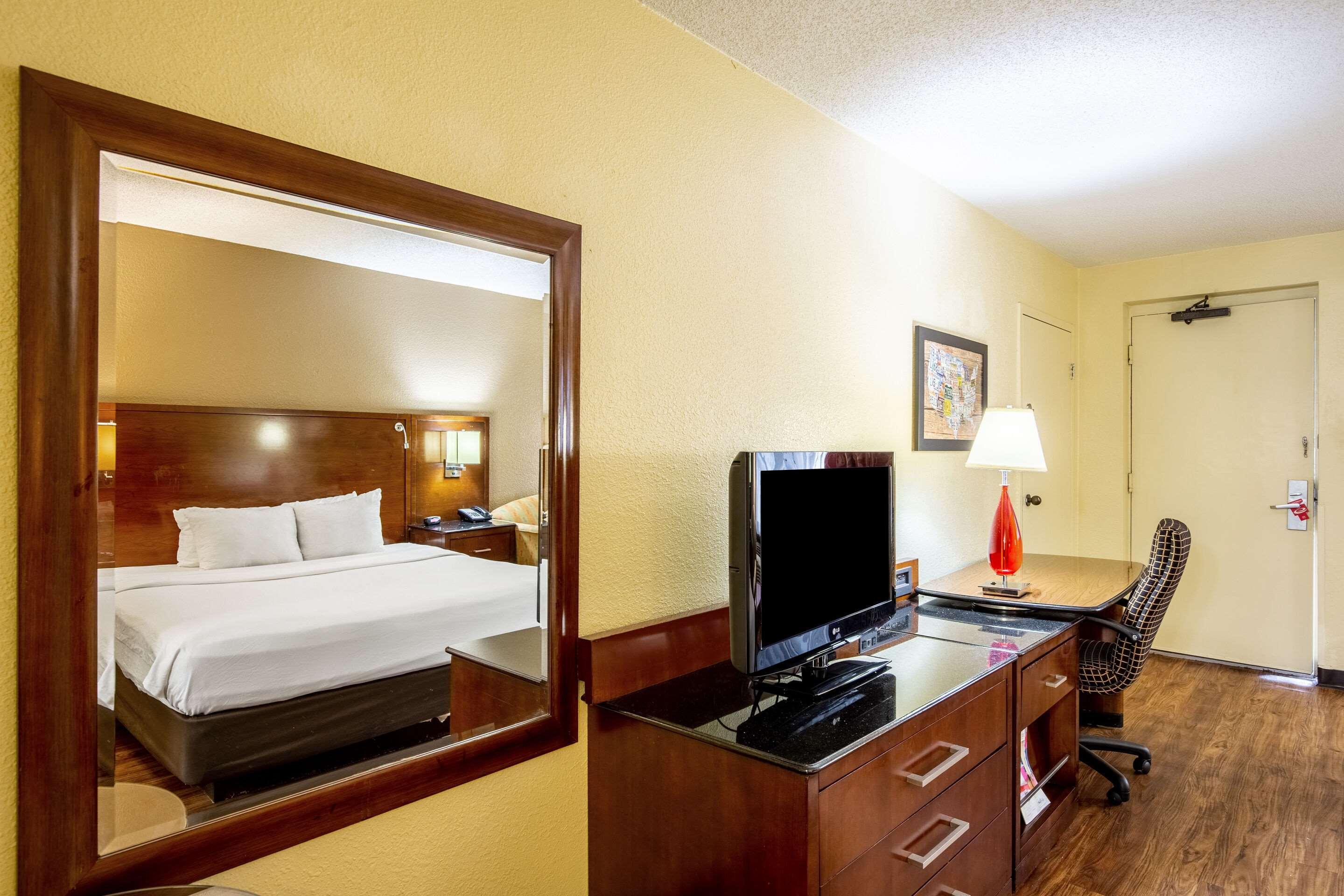 Econo Lodge Naval Station Norfolk Exterior photo